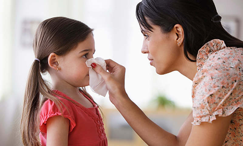 Sangre Nariz1 T Mother wiping nose of daughter with tissue